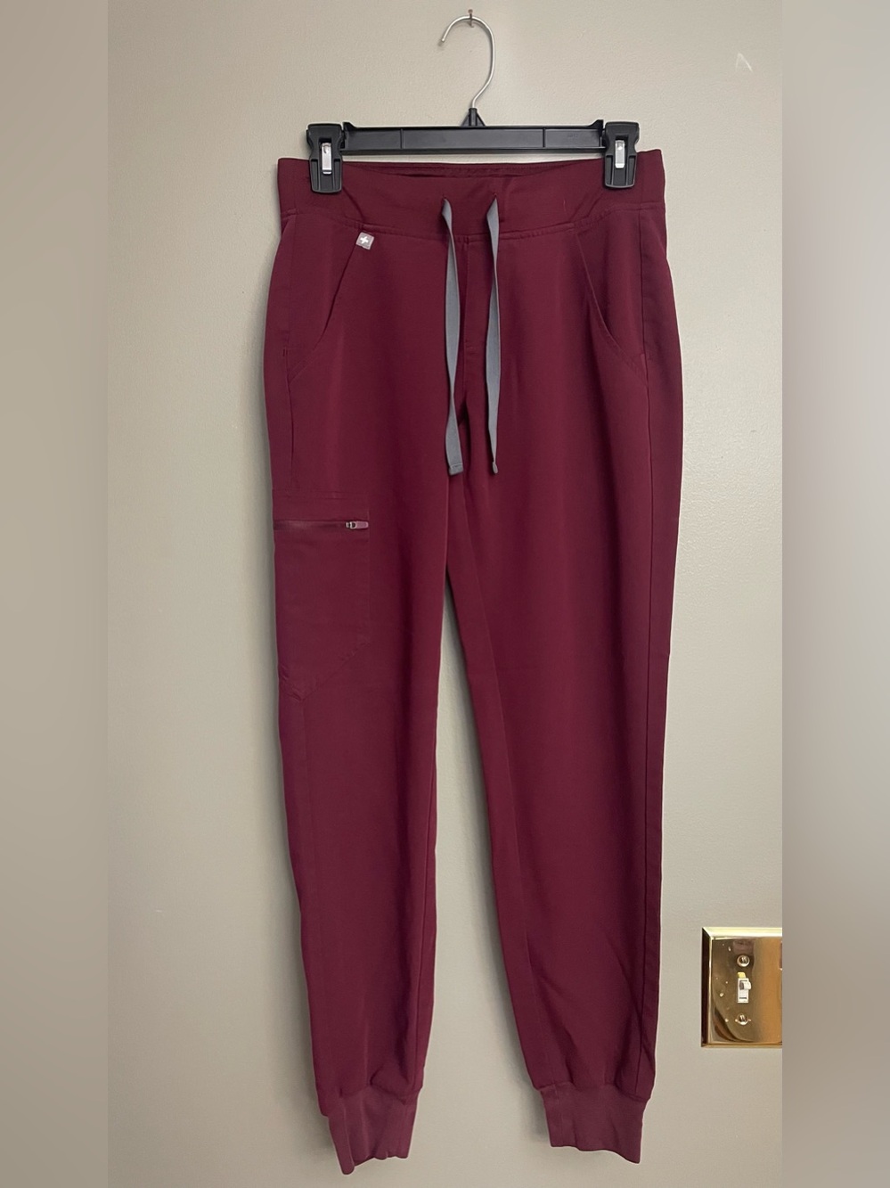 Figs Women's Maroon Ankle Jogger Pants